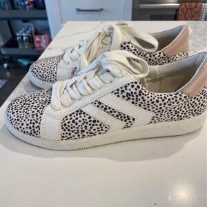 Dolce Vita Neo Spotted Animal Comfort White Tan Trimmed Low Top Sneakers